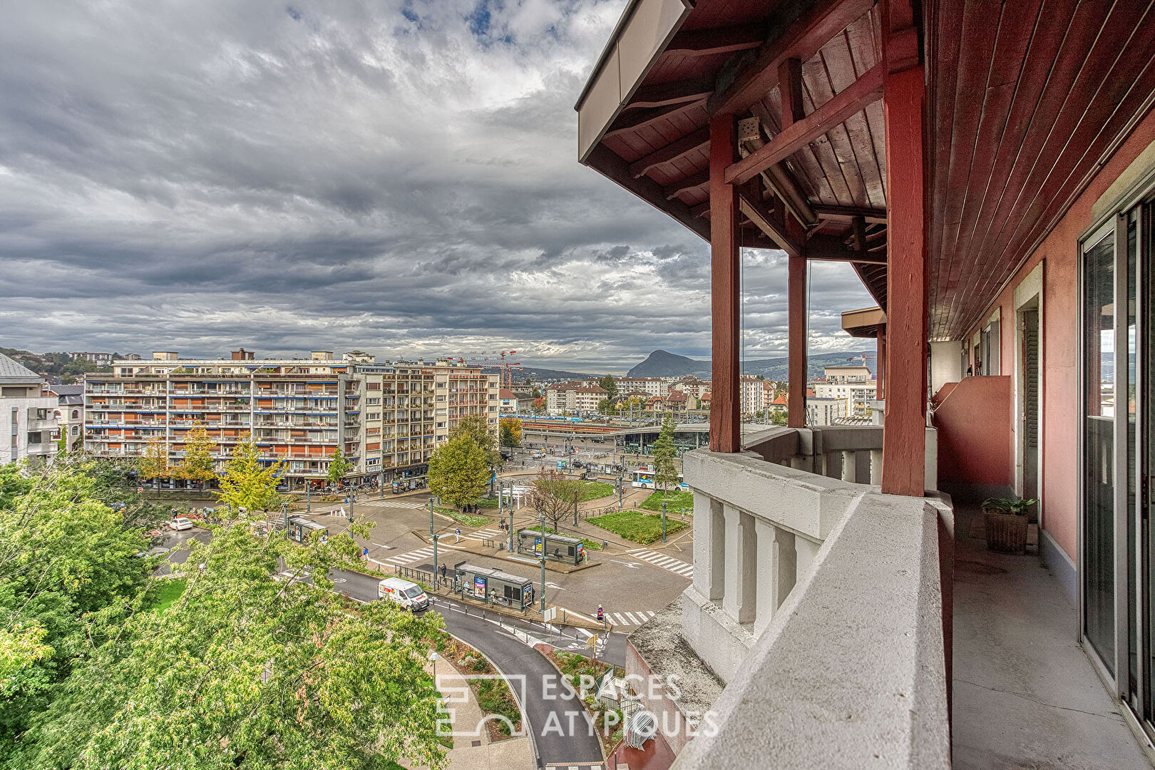 Appartement de caractère et studio indépendant dans un immeuble prisé