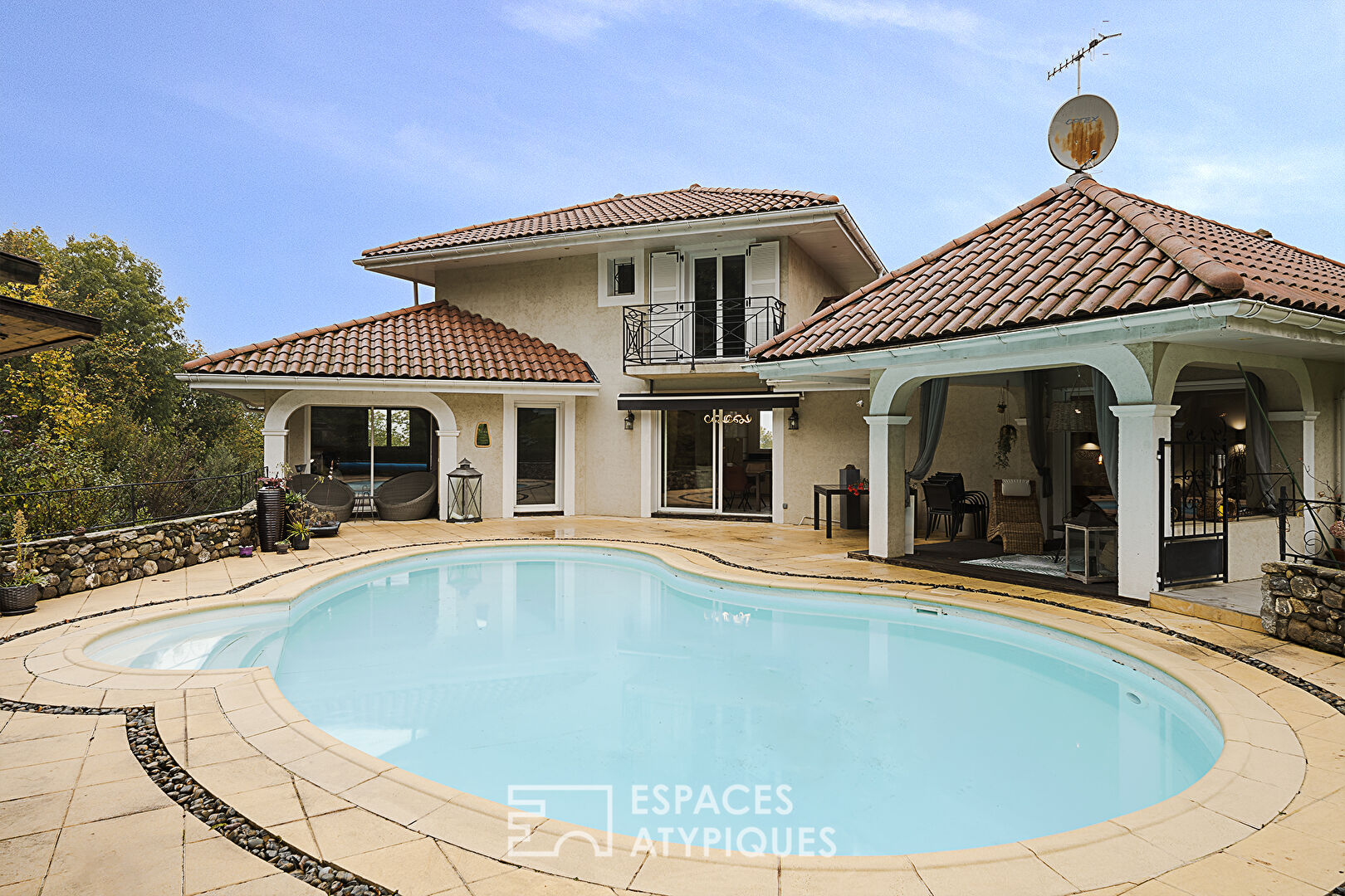 Family house with swimming pool and sauna