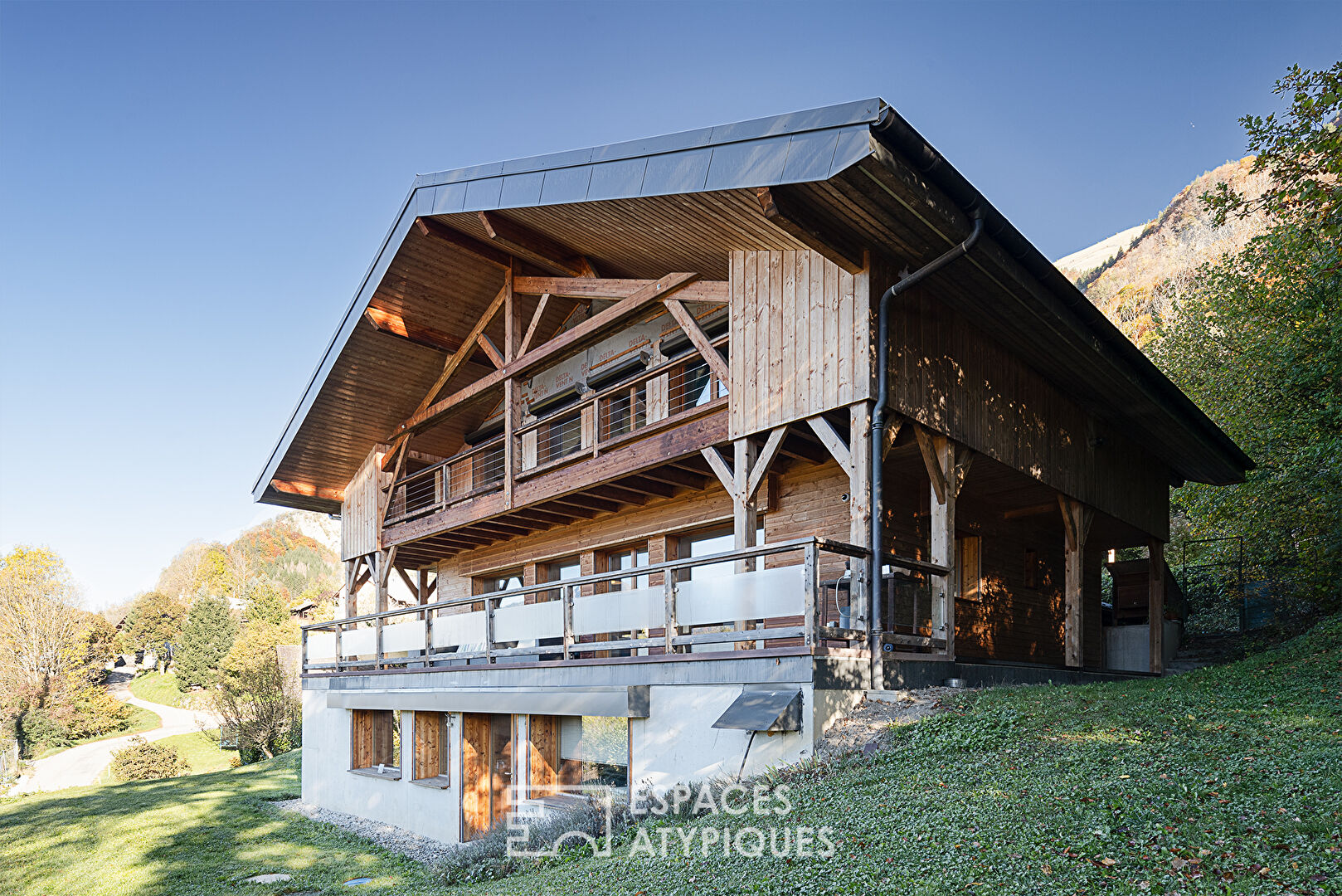 Chalet bioclimatique en bordure de forêt