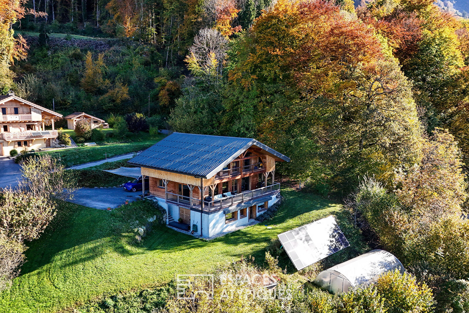 Chalet bioclimatique en bordure de forêt