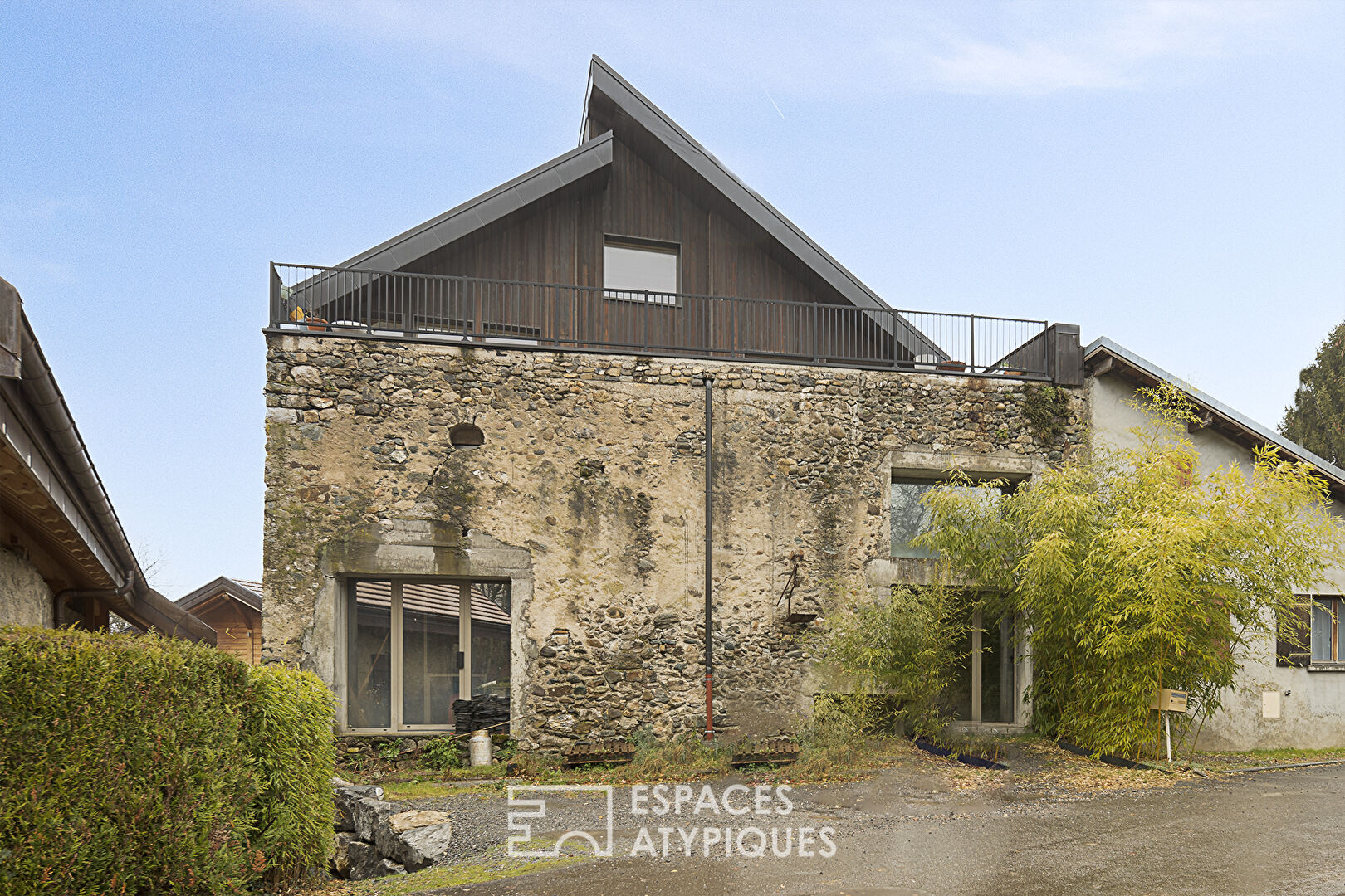 Ancien corps de ferme réinventé avec style