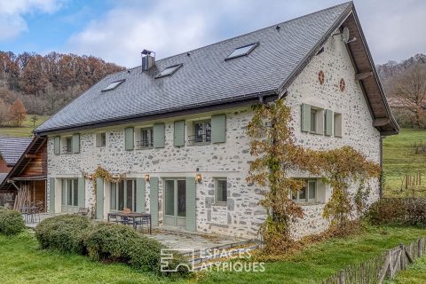 Corps de ferme rénové avec piscine et terrain bordé d’un ruisseau