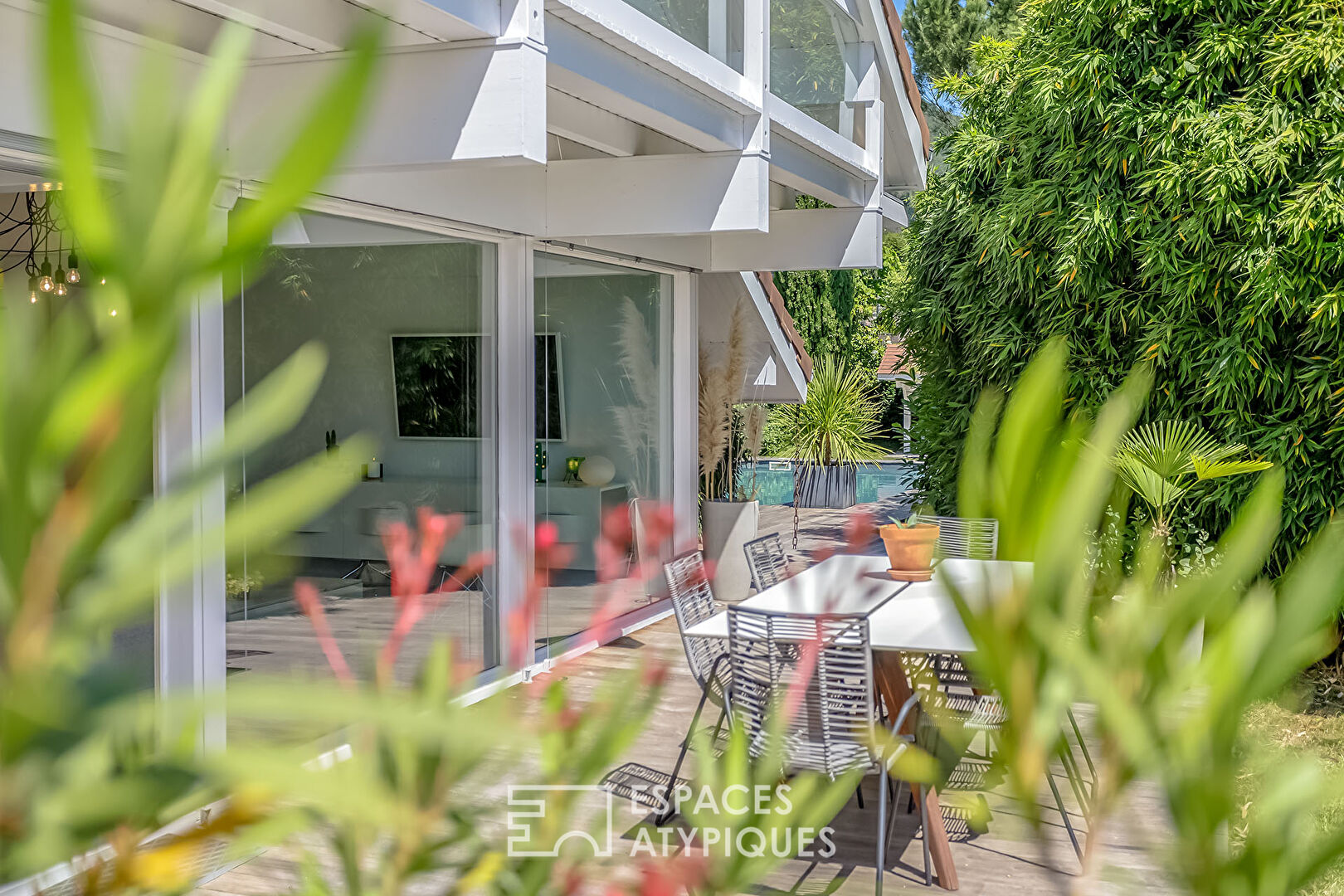 Maison d’architecte avec vue et piscine