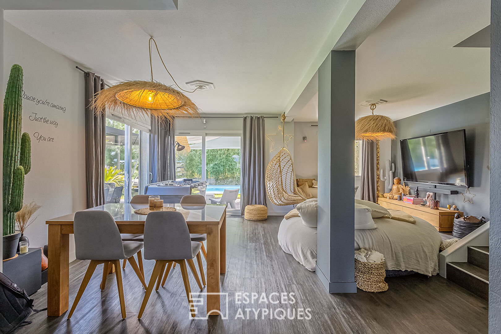 Maison contemporaine avec vue dégagée et piscine