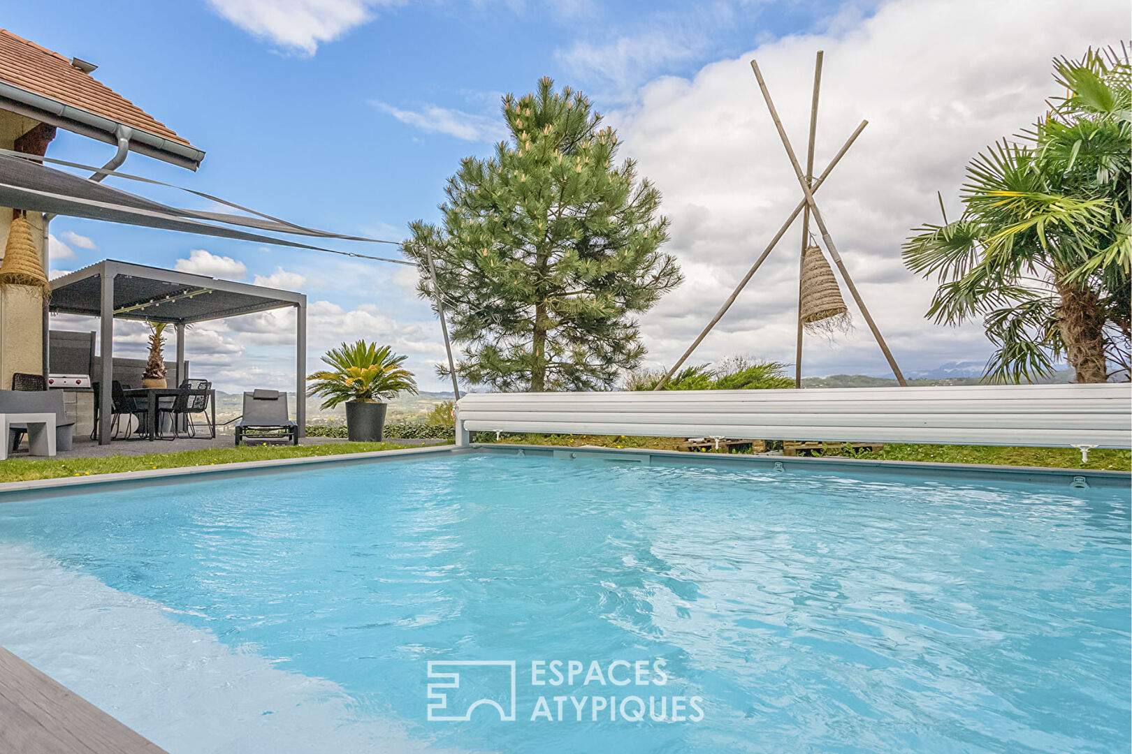 Charmante maison avec piscine et vue dégagée