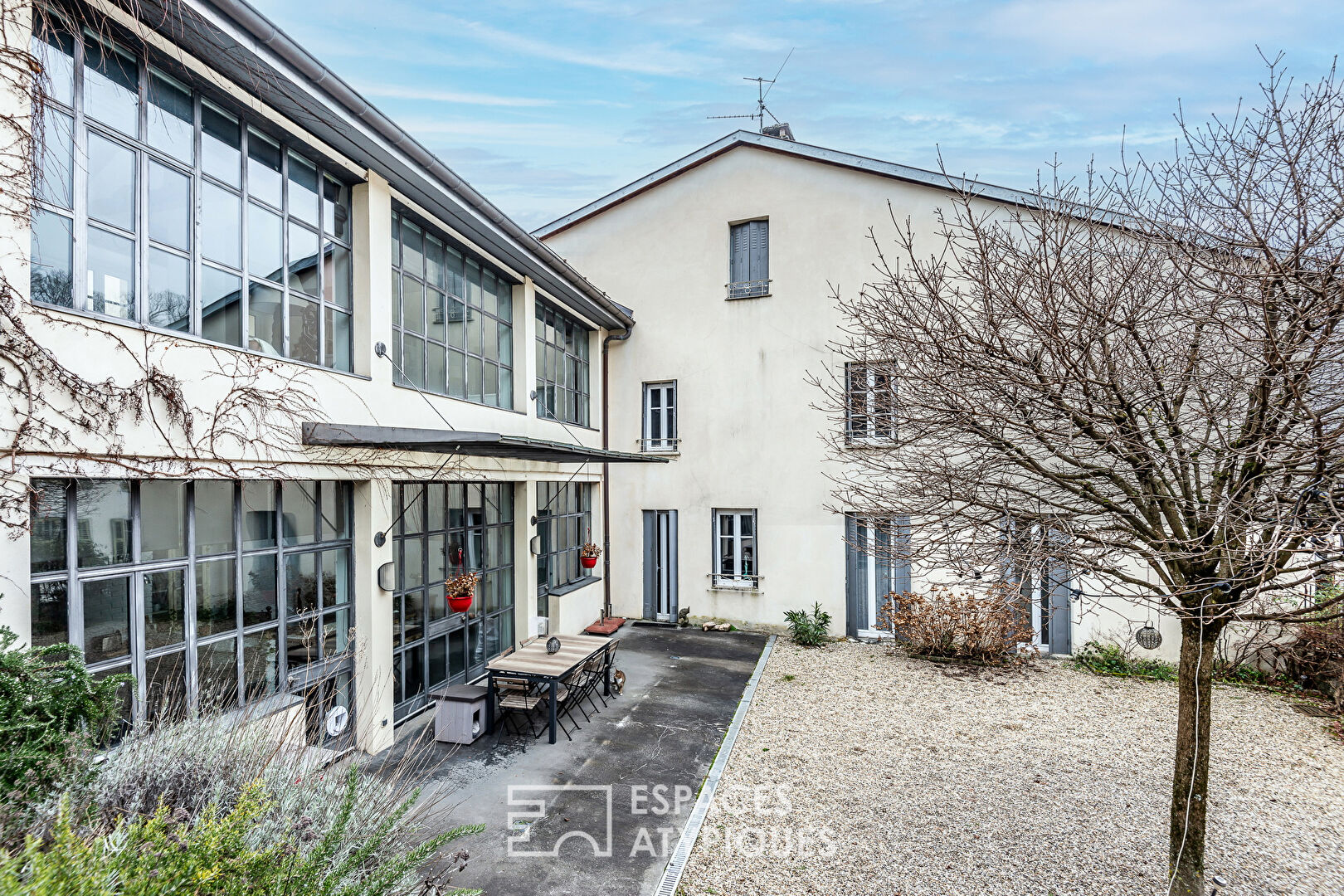 Character house with beautiful volumes in the city center