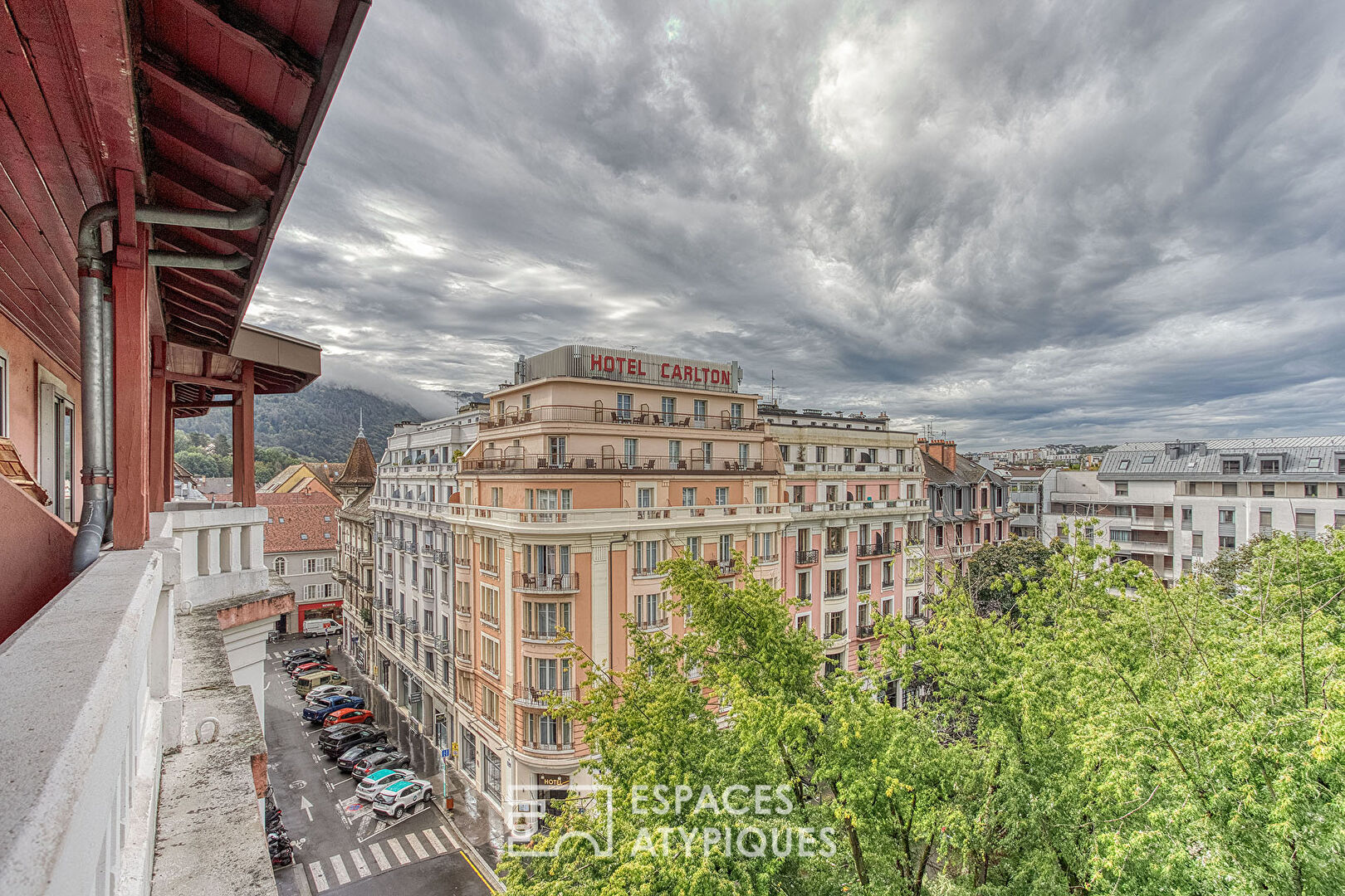 Character apartment and independent studio in a popular building