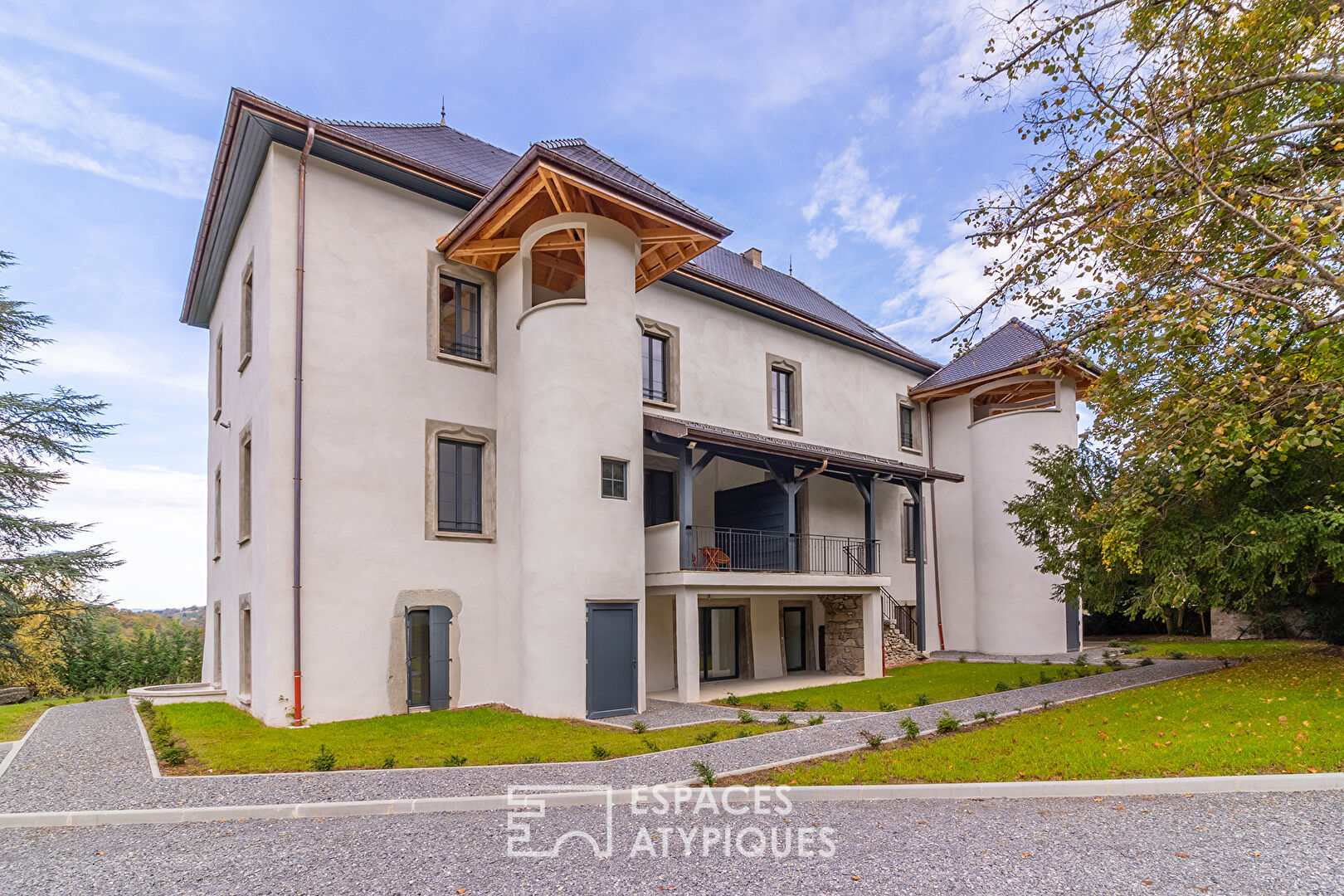 Charming apartment with terrace in a 14th century castle.