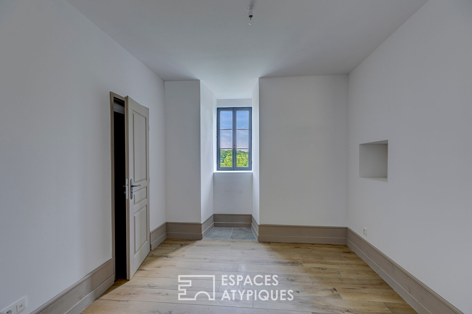 Appartement en rez-de-jardin dans un château du XIVème