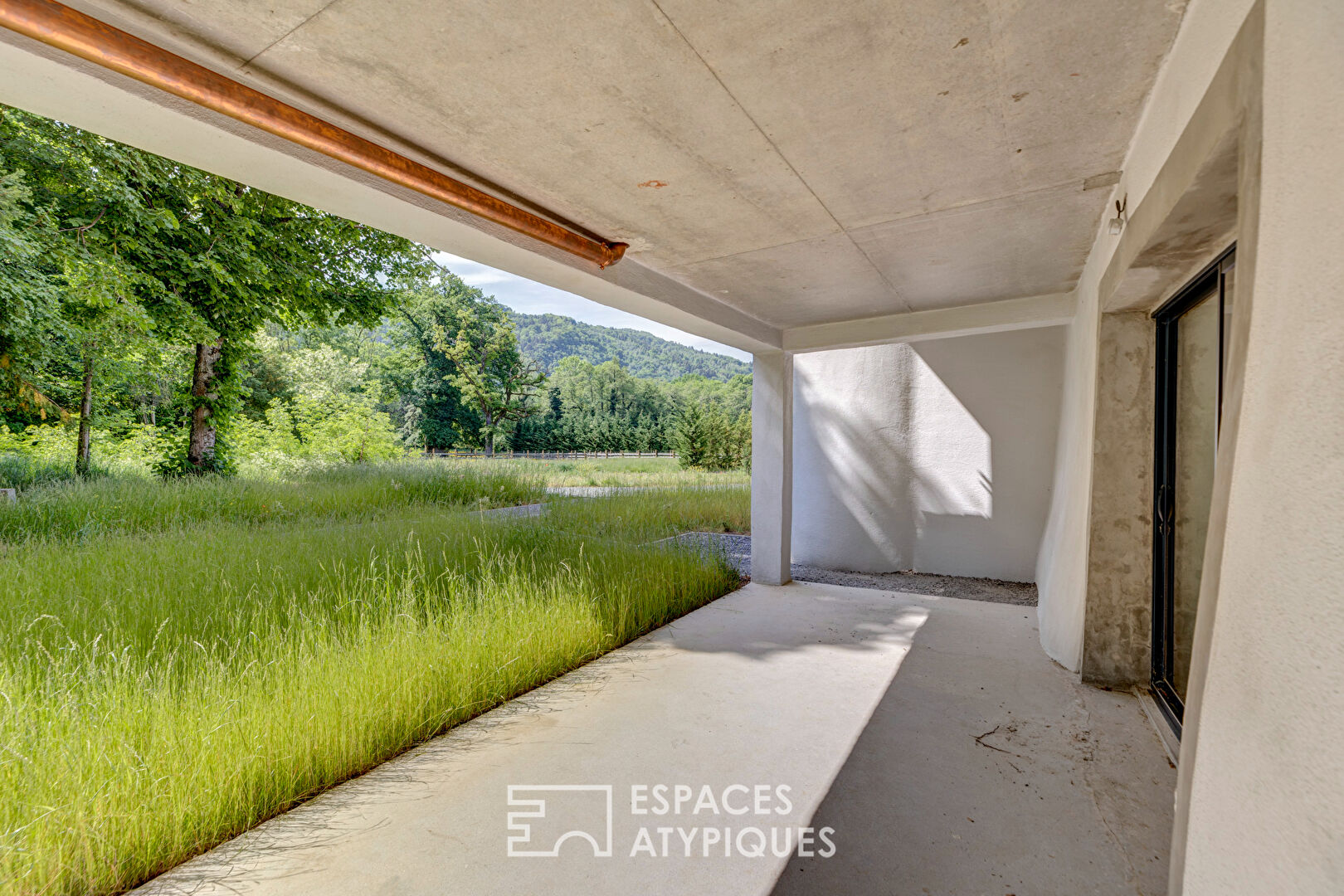 Appartement en rez-de-jardin dans un château du XIVème