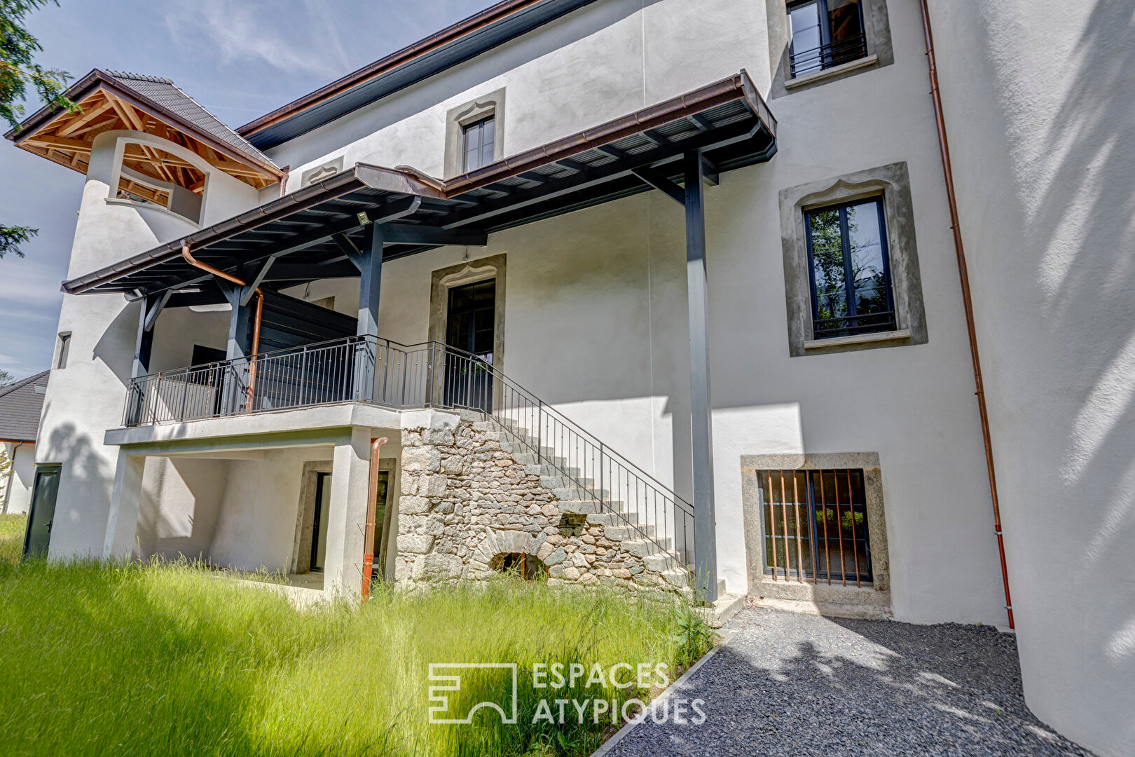 Appartement en rez-de-jardin dans un château du XIVème