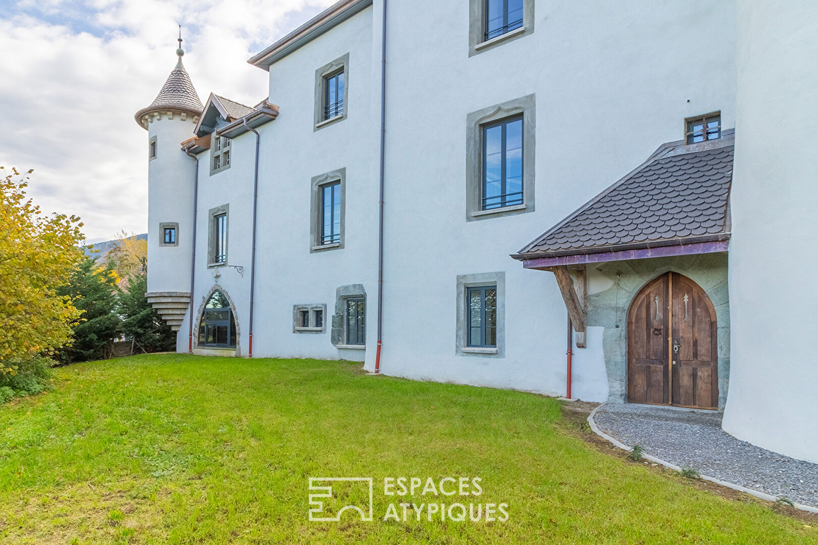 Appartement traversant avec jardin dans un château du XIVème