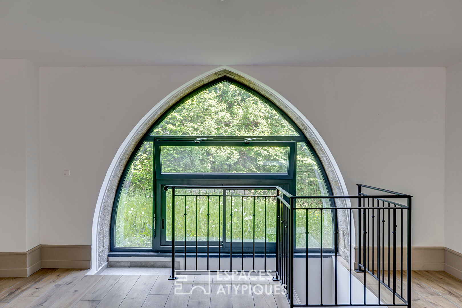 Appartement traversant avec jardin dans un château du XIVème