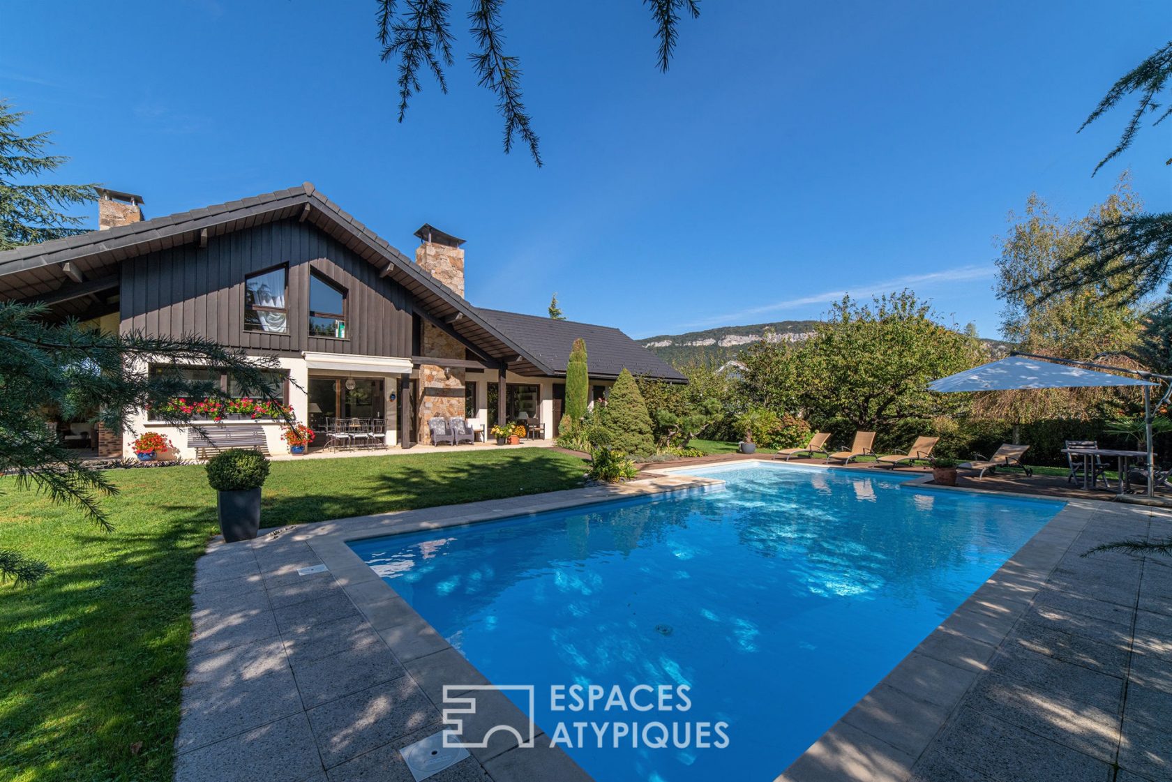 Maison d’architecte avec piscine et jardin paysager