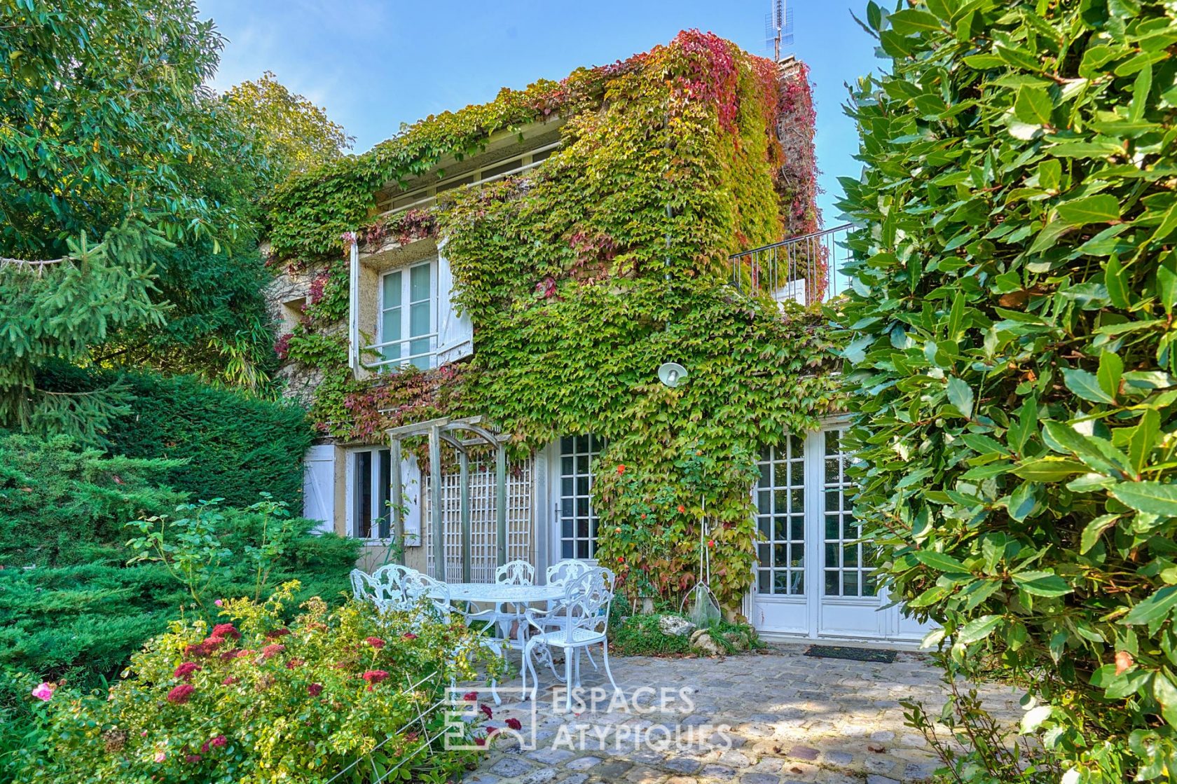 Maison et sa dépendance sur jardin et courette