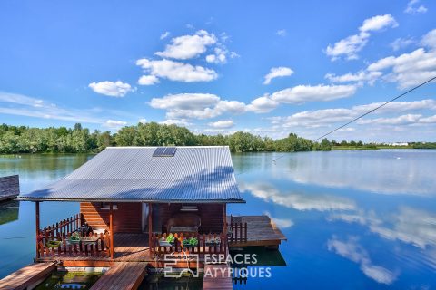 Chalet flottant sur un étang