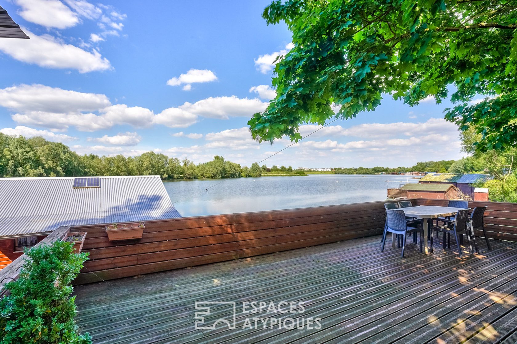 Chalet flottant sur un étang