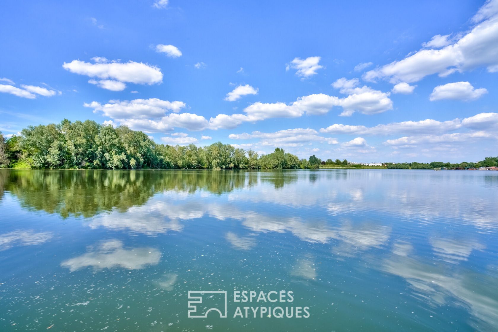 Chalet flottant sur un étang