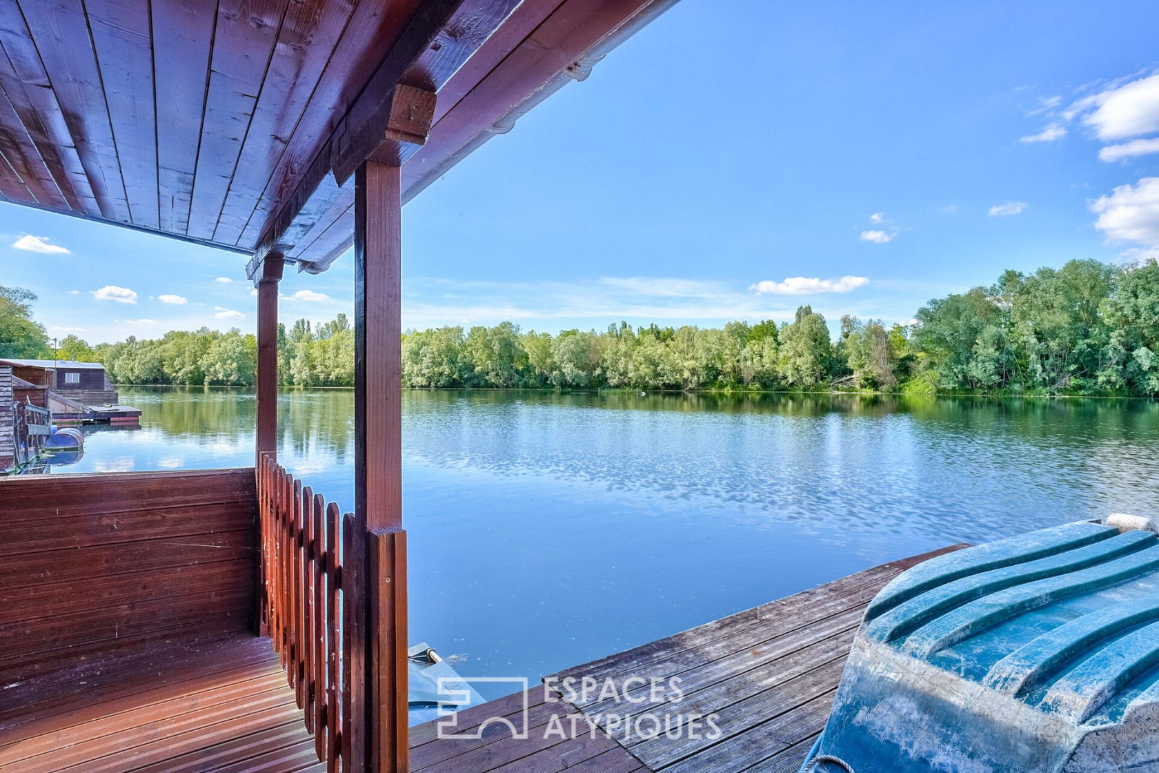 Chalet flottant sur un étang