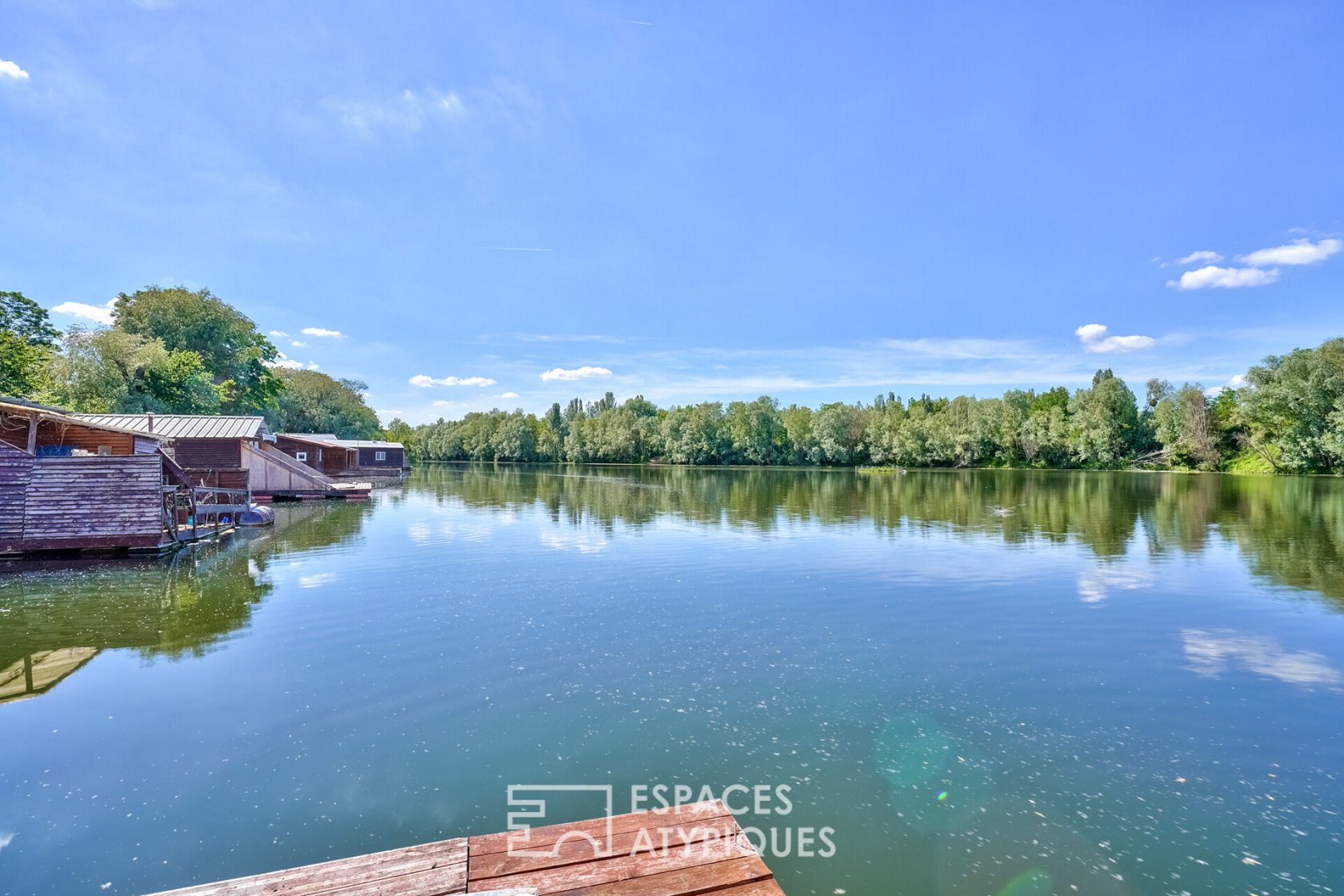 Chalet flottant sur un étang