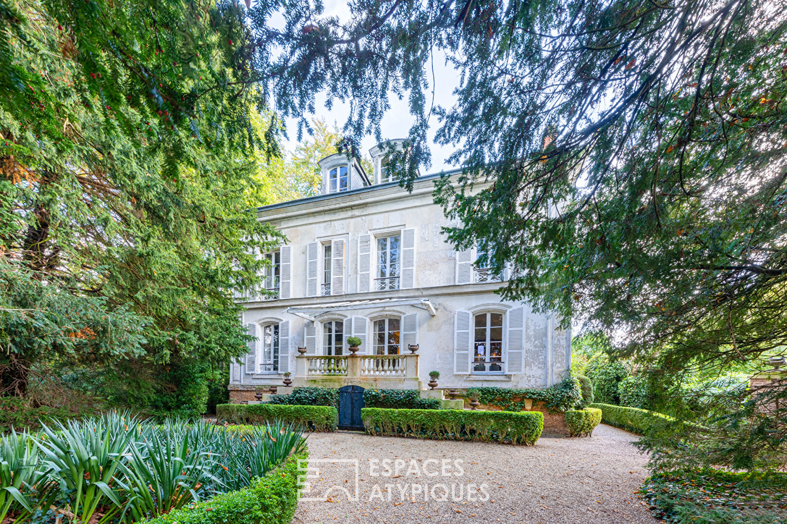 Exceptional 19th century mansion near Montfort l’Amaury