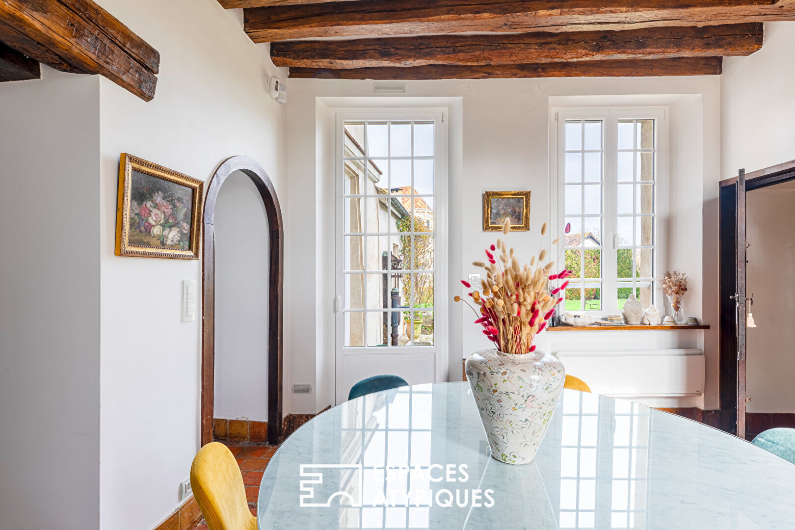 Old residence with breathtaking views of the Collegiate Church of Mantes la Jolie