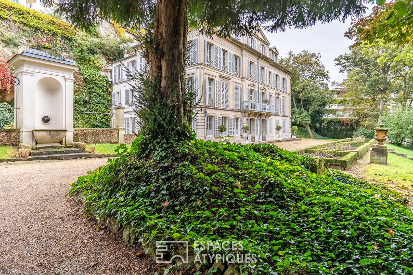 Superb ground floor apartment in a private mansion