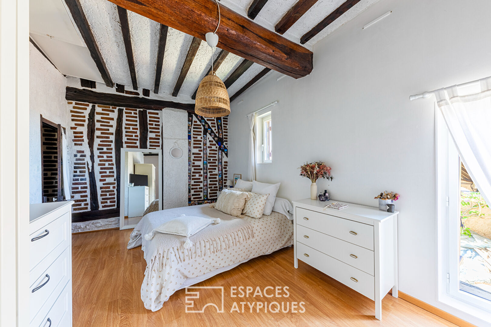 Atypical charm for this historic house in the old center of Buchelay