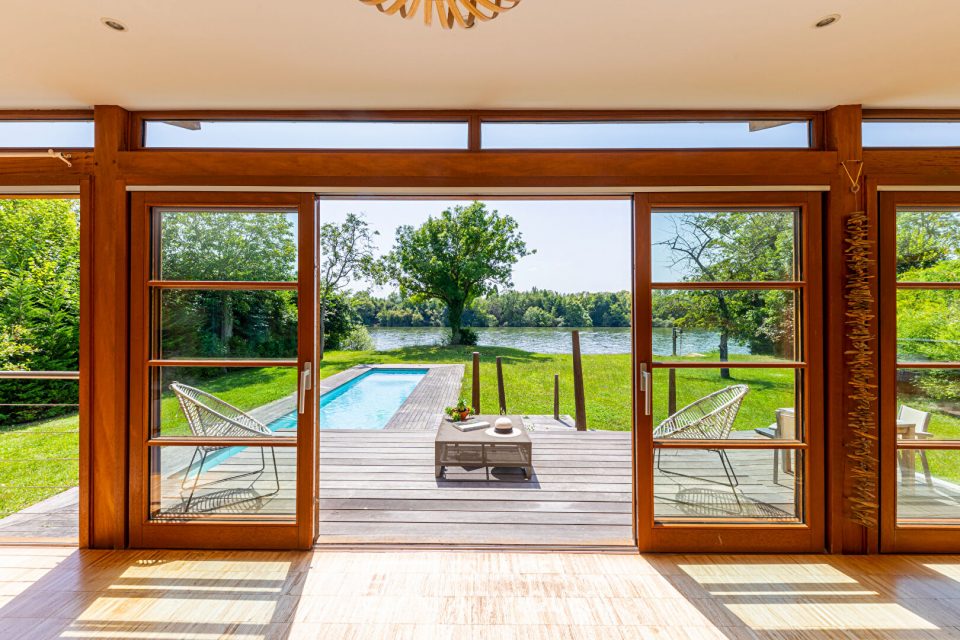 Meulière avec fabuleuse extension et piscine sur une île privée de la Seine