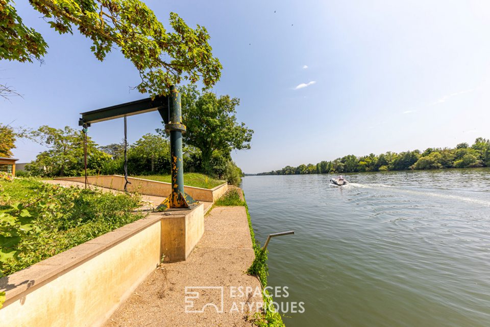 Meulière avec fabuleuse extension et piscine sur une île privée de la Seine