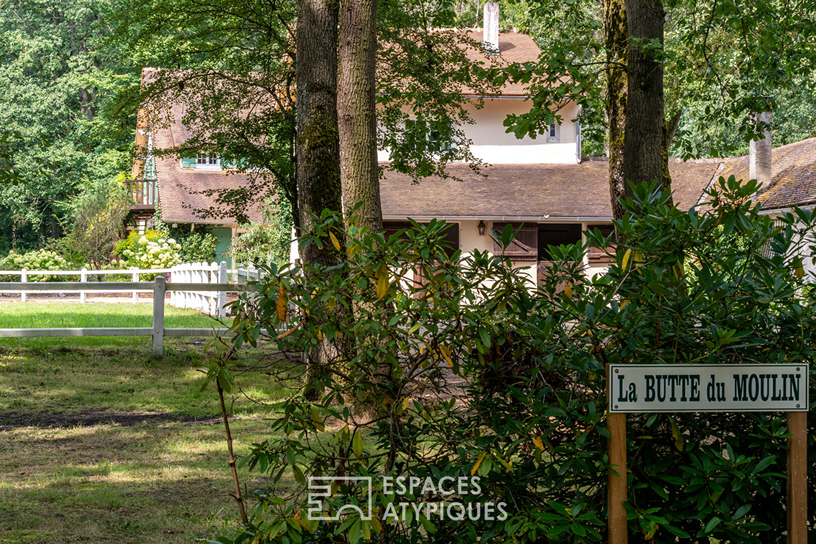 Magnifique propriété avec piscine et installations équestres à Poigny-la-Forêt