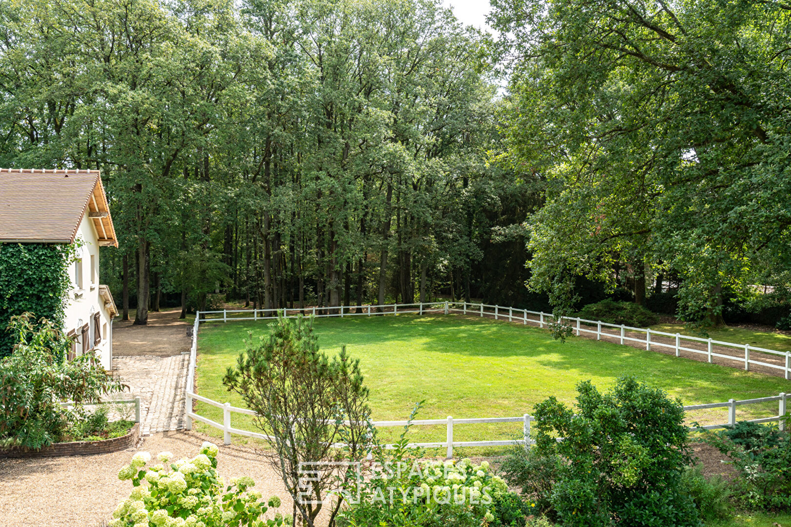 Magnifique propriété avec piscine et installations équestres à Poigny-la-Forêt