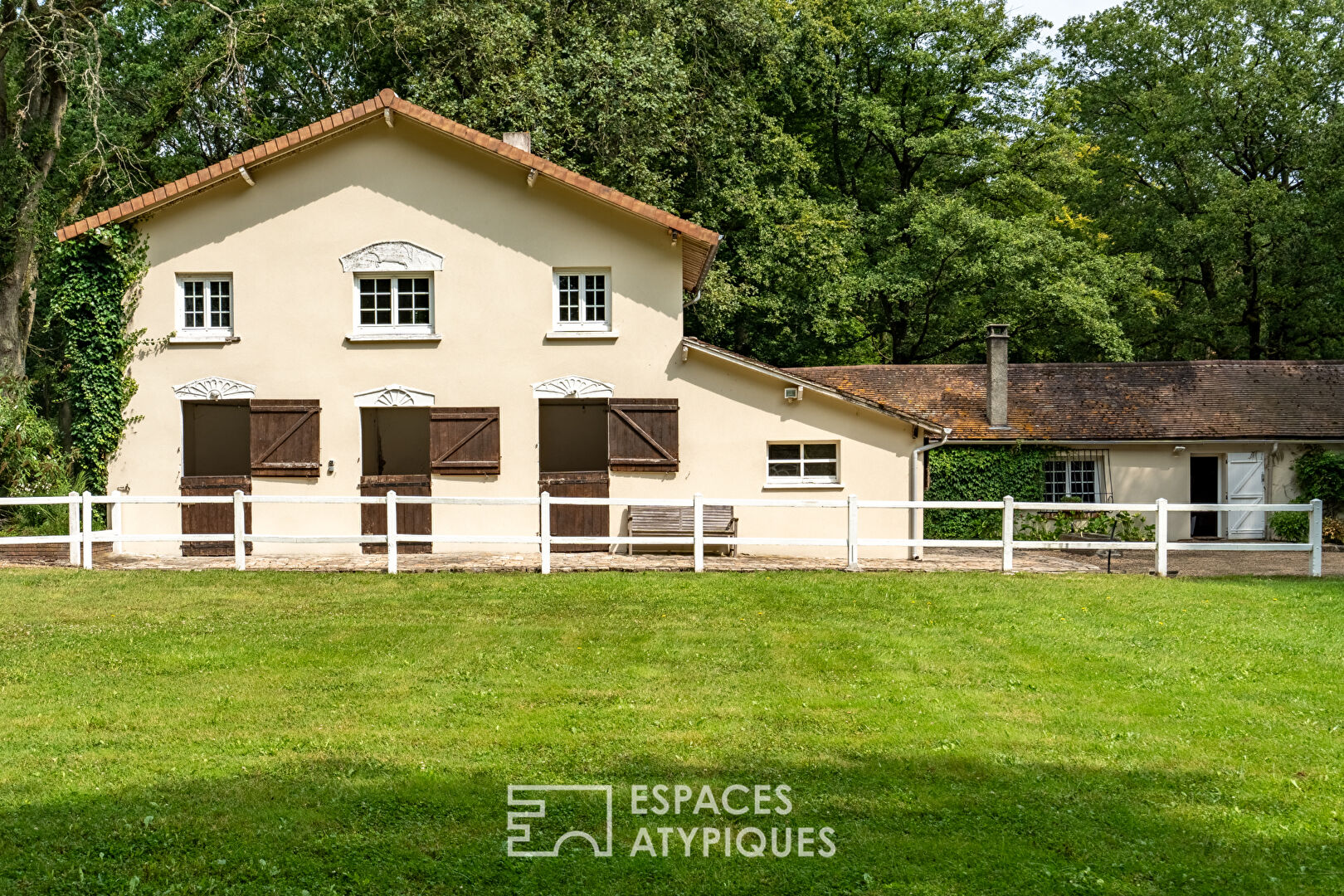 Magnifique propriété avec piscine et installations équestres à Poigny-la-Forêt