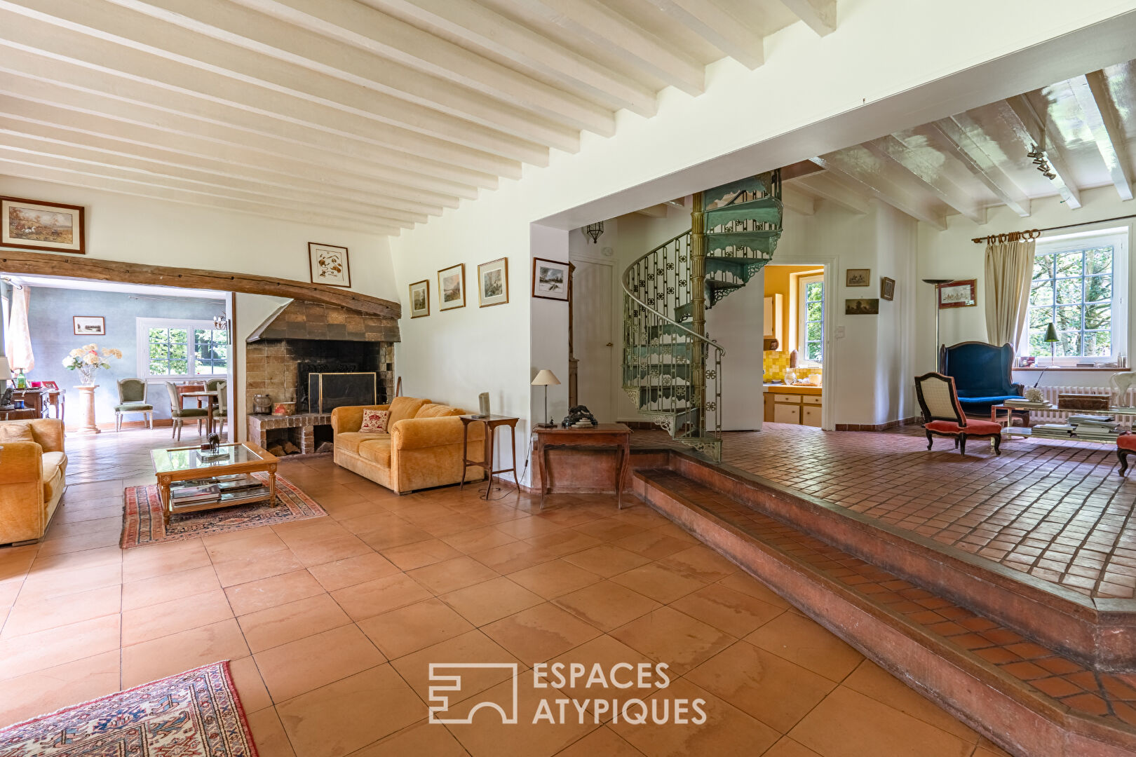 Magnificent property with swimming pool and equestrian facilities in Poigny-la-Forêt