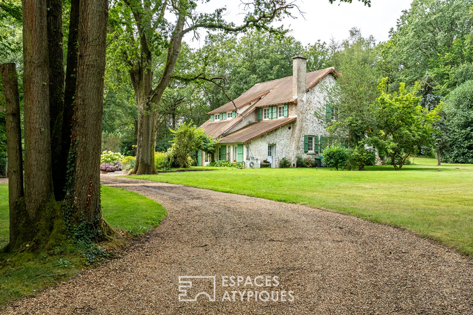 Magnifique propriété avec piscine et installations équestres à Poigny-la-Forêt