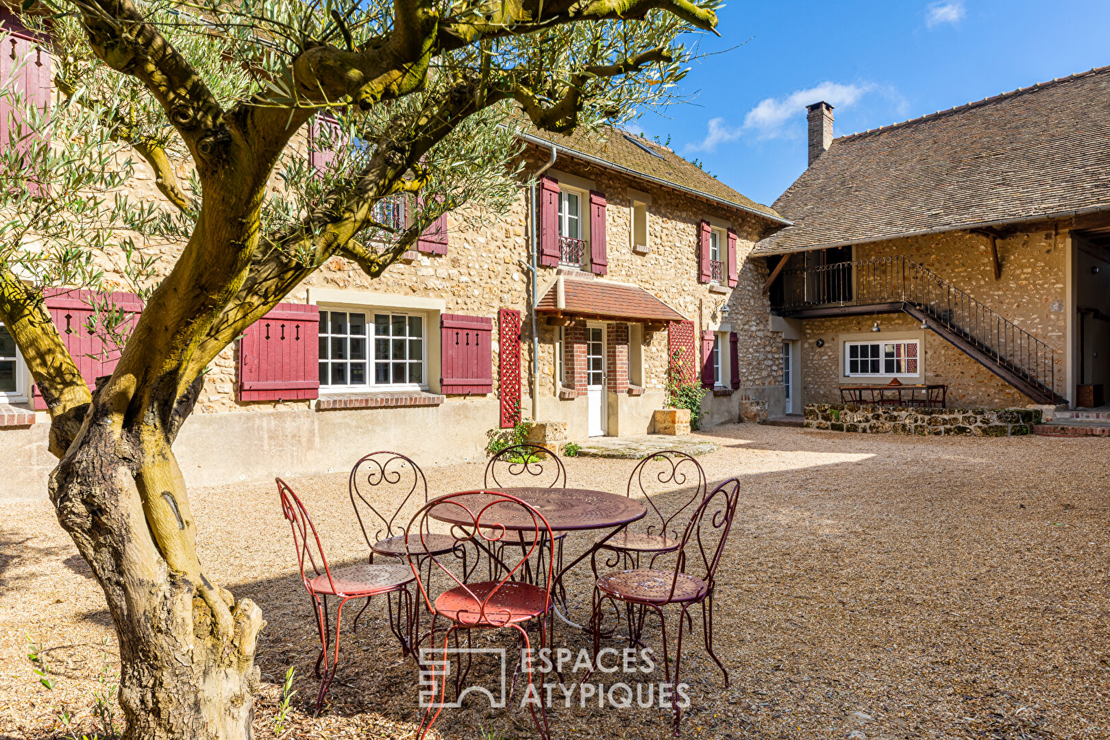 Domaine dans le Vexin avec corps de ferme en pierre rénové et dépendances