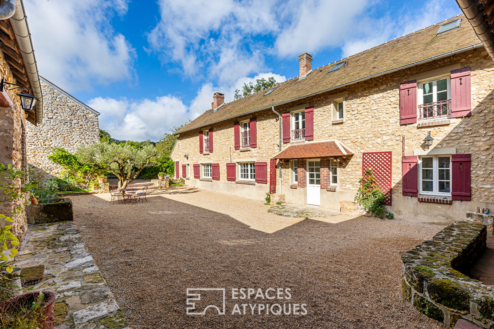 Domaine dans le Vexin avec corps de ferme en pierre rénové et dépendances