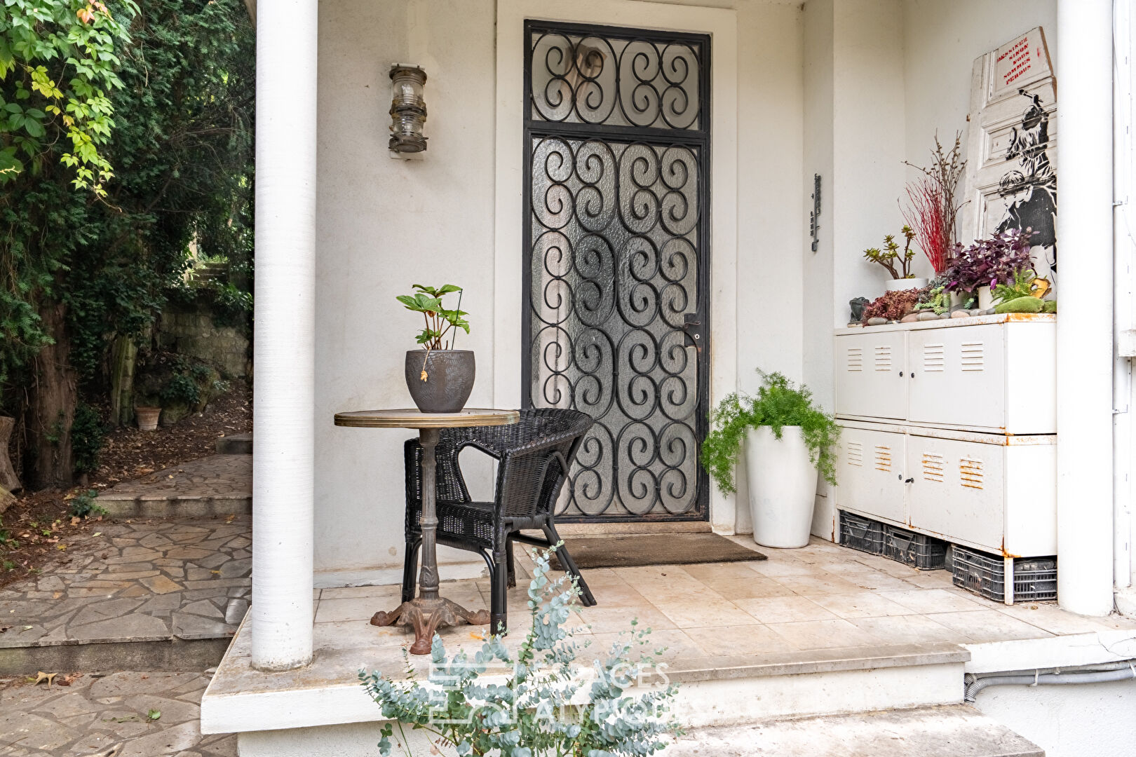 Maison Art Déco avec ses terrasses en cascade et sa dépendance dans un jardin bucolique