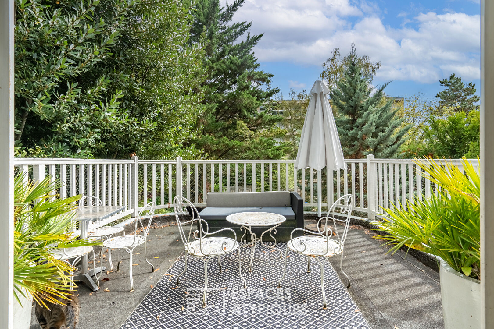 Maison Art Déco avec ses terrasses en cascade et sa dépendance dans un jardin bucolique