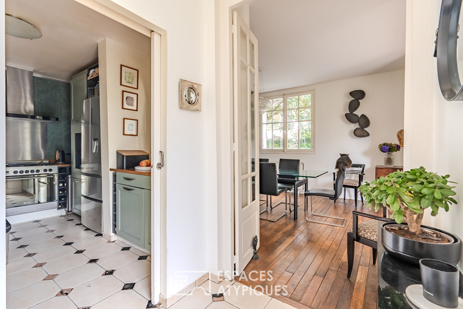 Maison Art Déco avec ses terrasses en cascade et sa dépendance dans un jardin bucolique