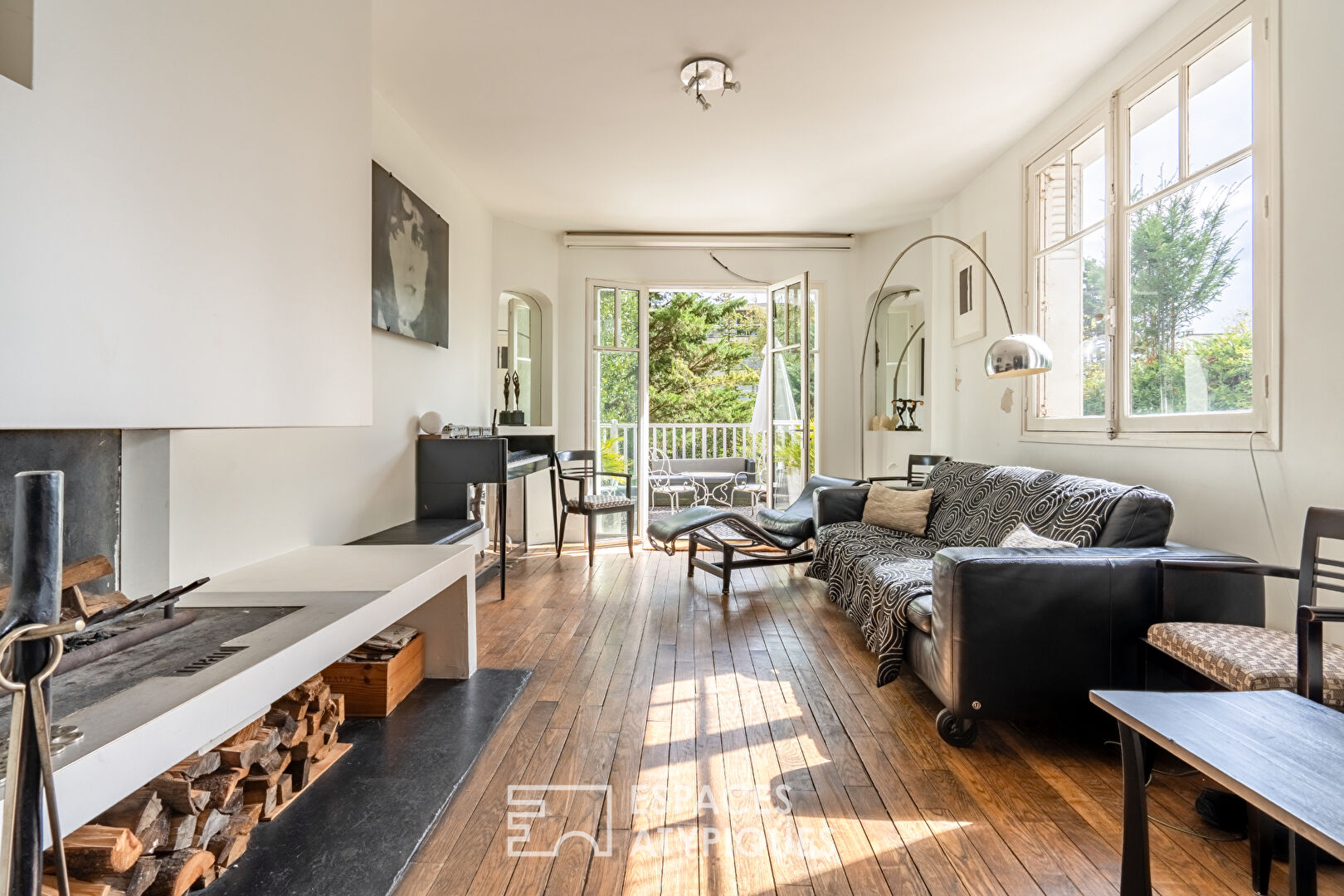 Maison Art Déco avec ses terrasses en cascade et sa dépendance dans un jardin bucolique