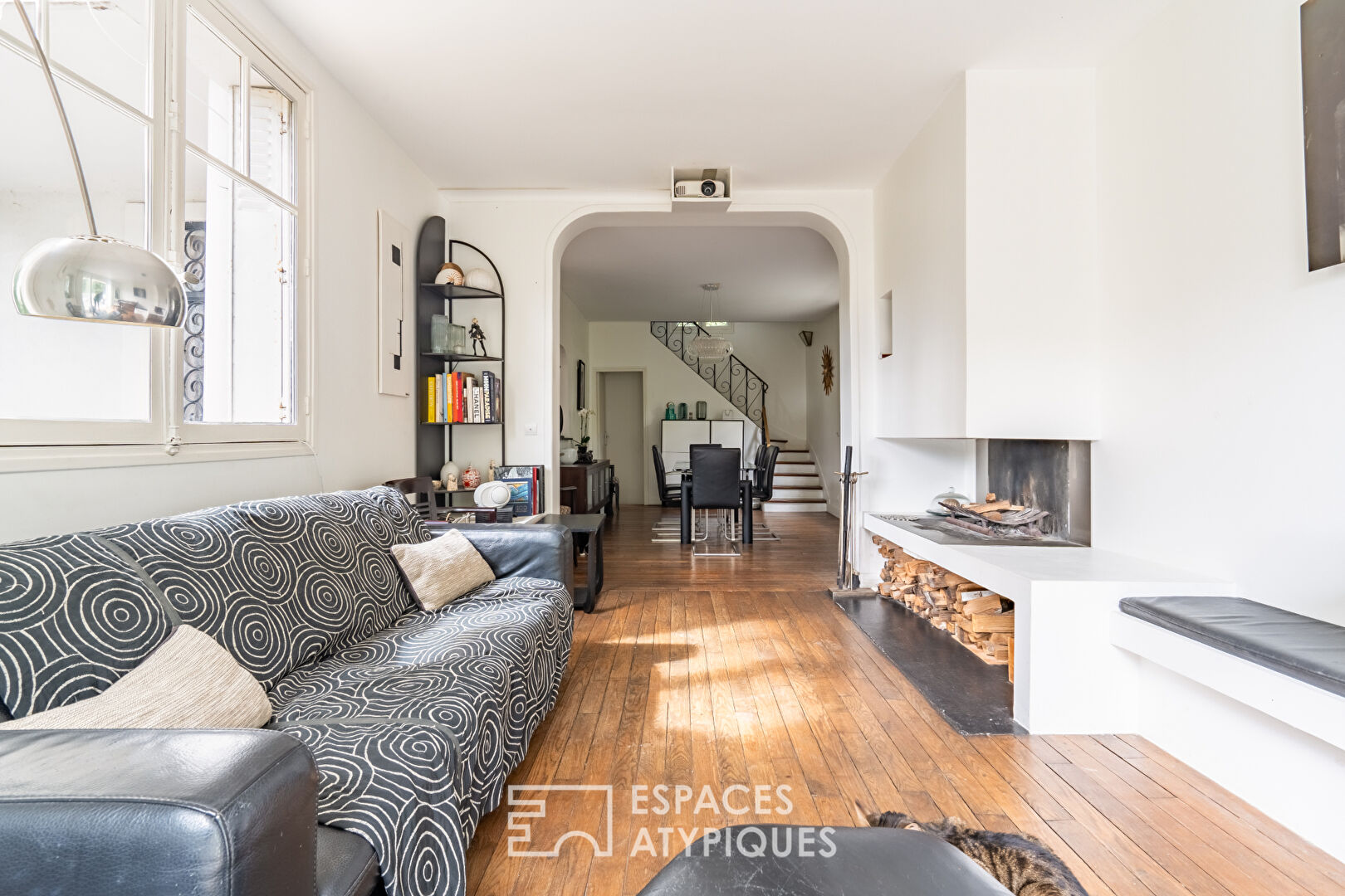 Maison Art Déco avec ses terrasses en cascade et sa dépendance dans un jardin bucolique