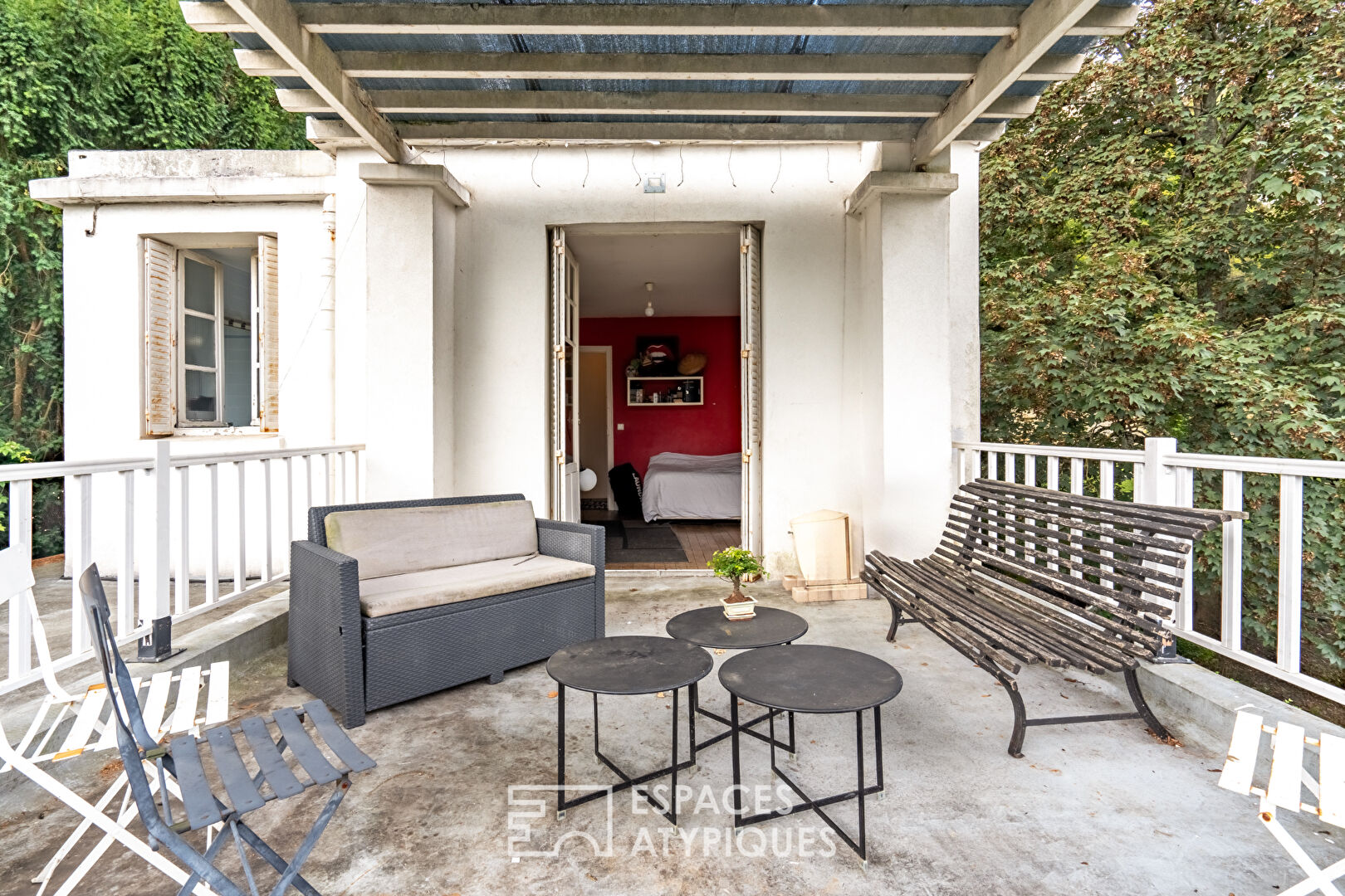 Maison Art Déco avec ses terrasses en cascade et sa dépendance dans un jardin bucolique