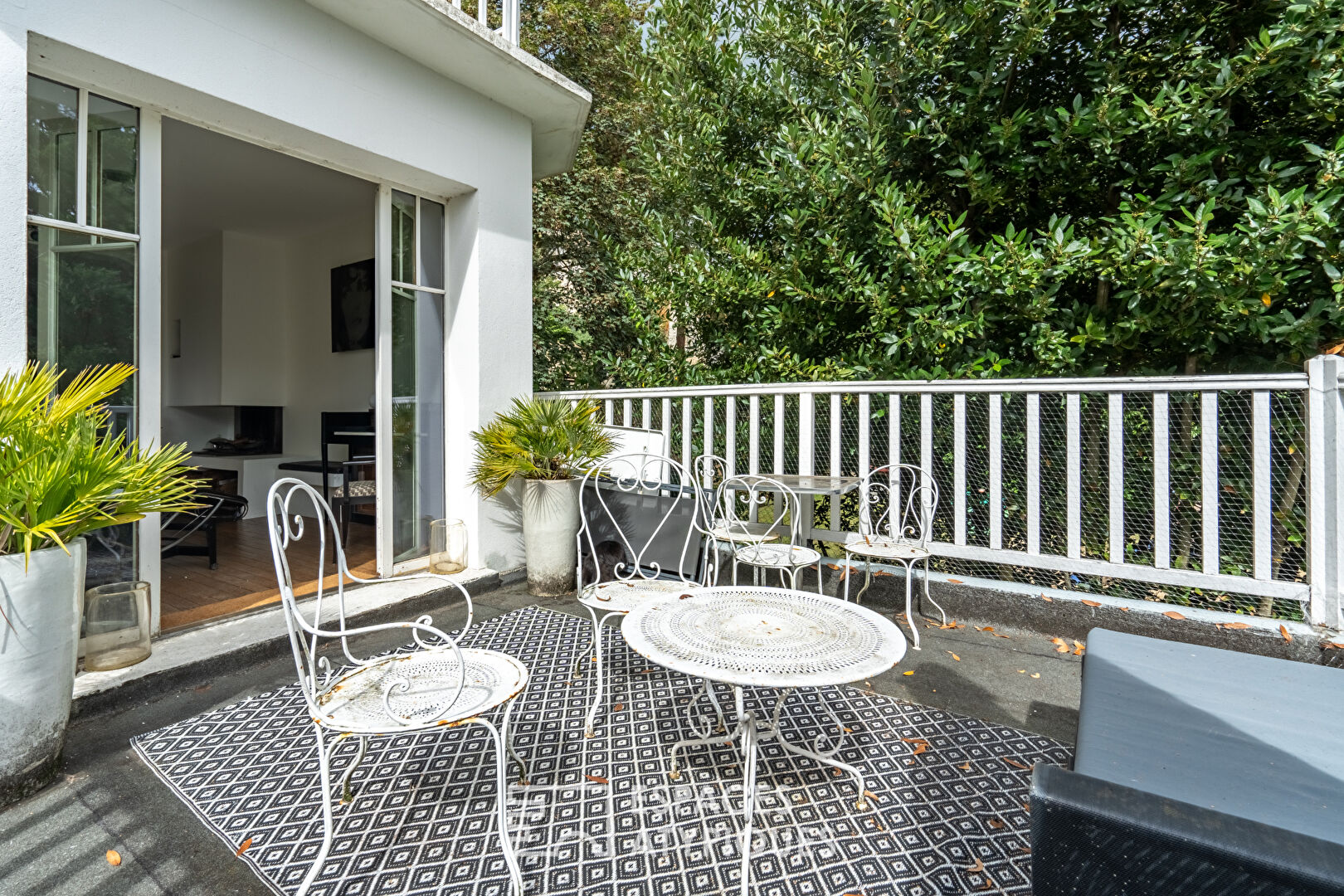 Maison Art Déco avec ses terrasses en cascade et sa dépendance dans un jardin bucolique