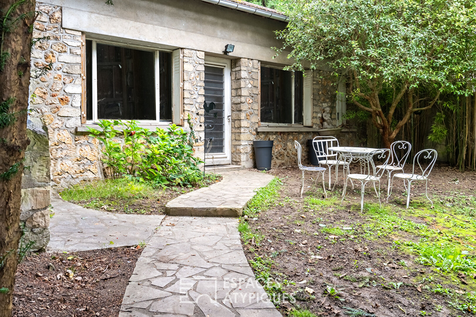 Maison Art Déco avec ses terrasses en cascade et sa dépendance dans un jardin bucolique