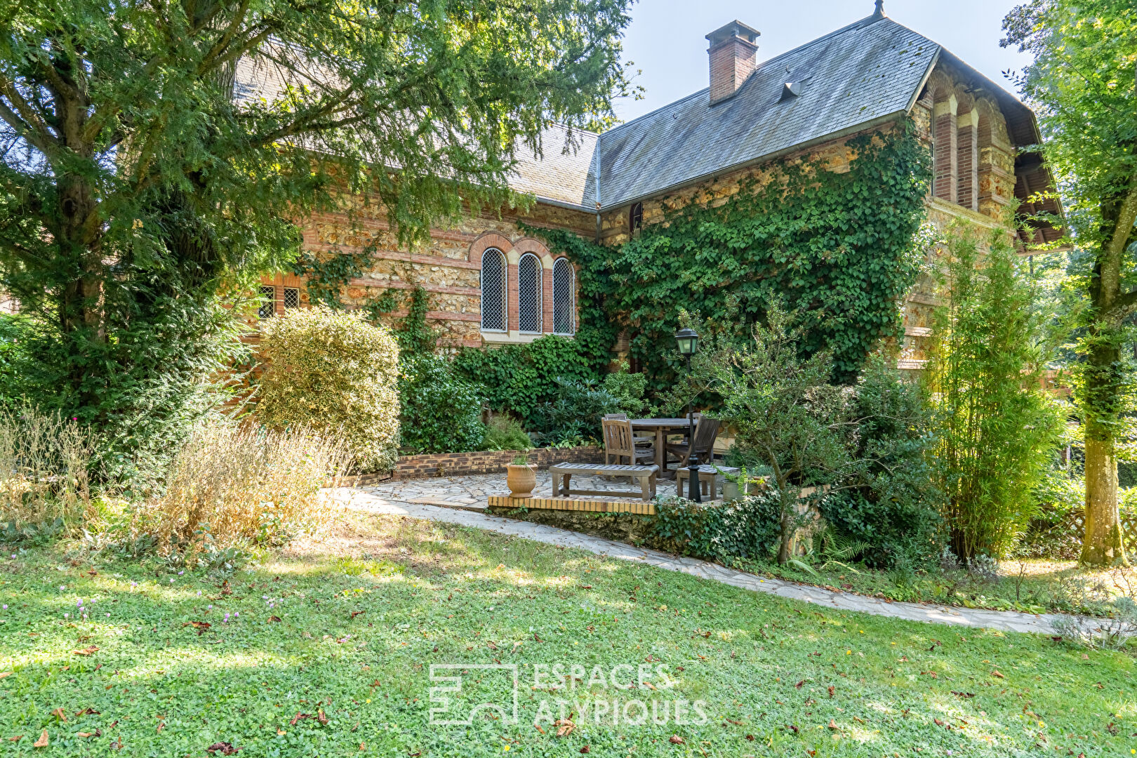 Former chapel transformed into a haven of peace in Jouy-en-Josas