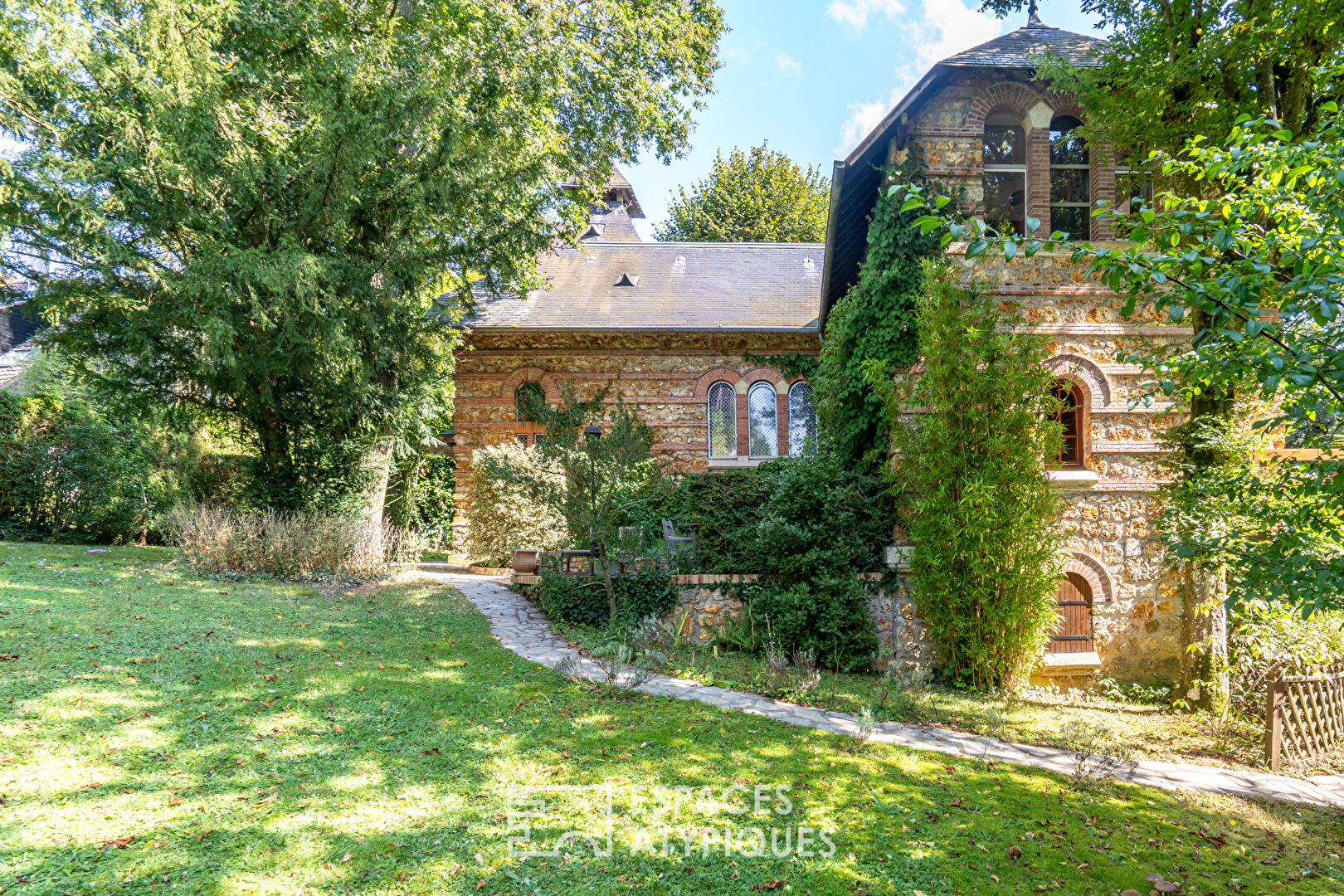 Former chapel transformed into a haven of peace in Jouy-en-Josas