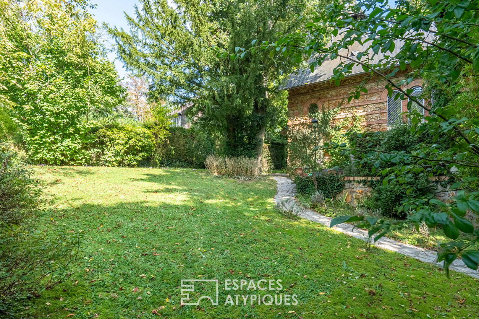 Former chapel transformed into a haven of peace in Jouy-en-Josas