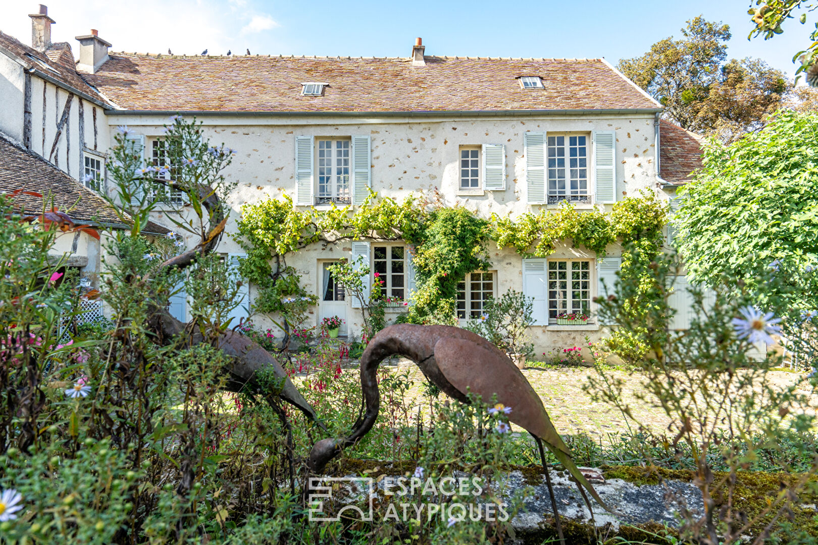 Large farmhouse with charm and enclosed garden in the village center