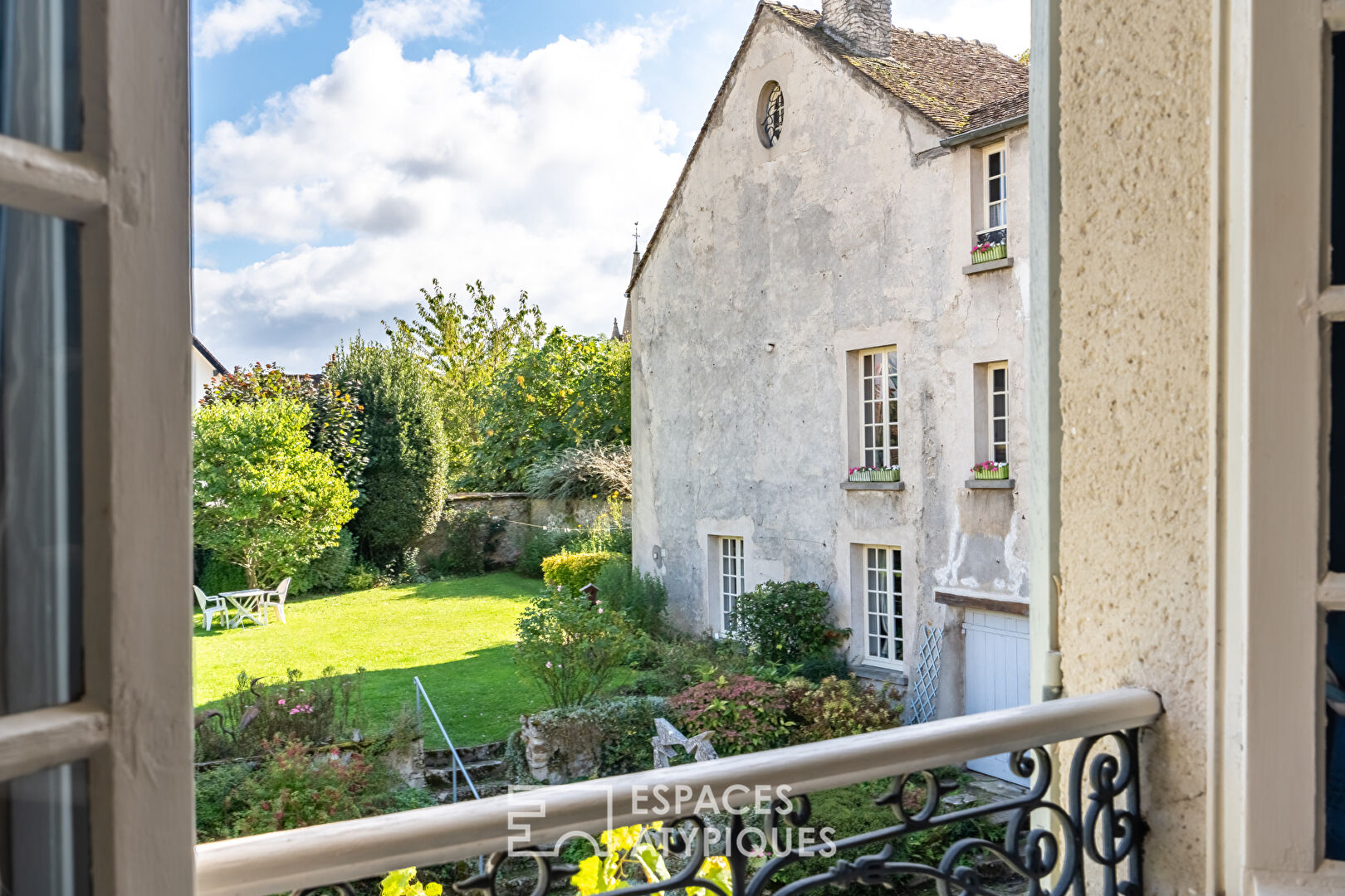 Grand corps de ferme avec charme et jardin clos centre village